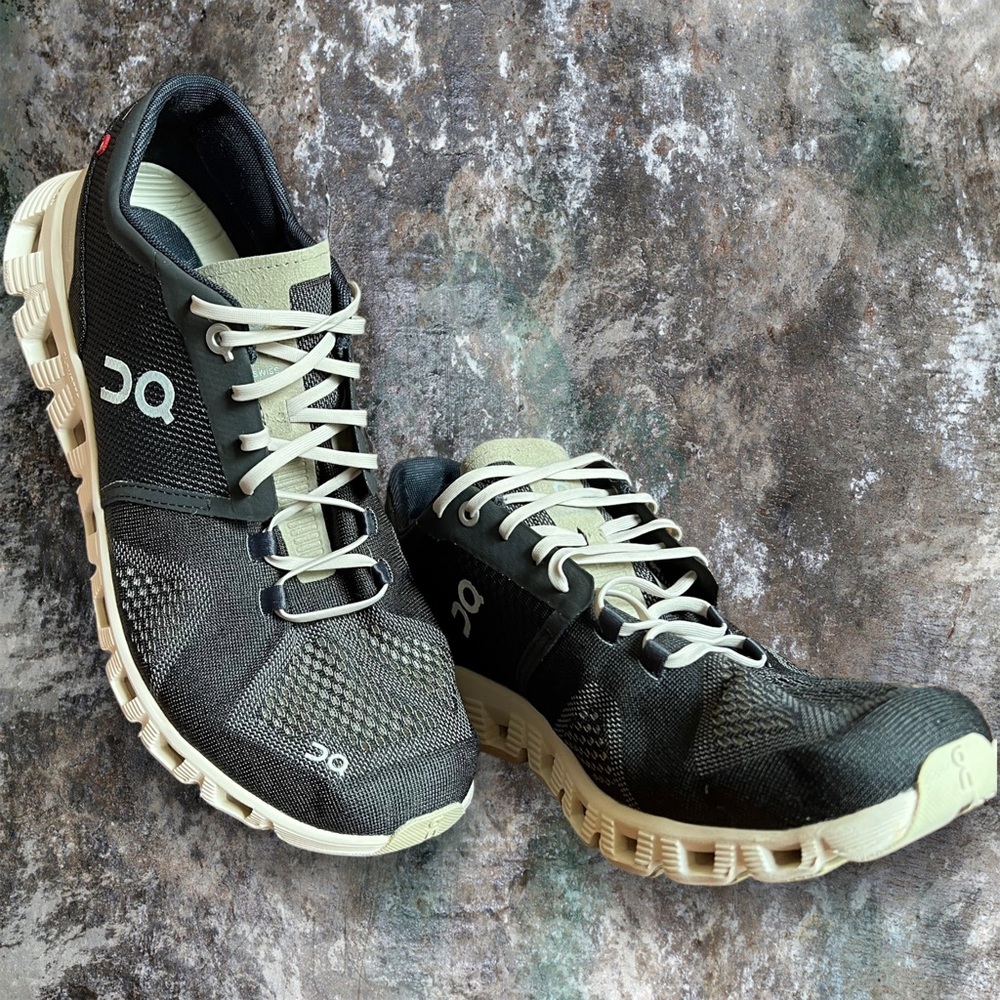 Womens 10 on running cloud x black/pearl